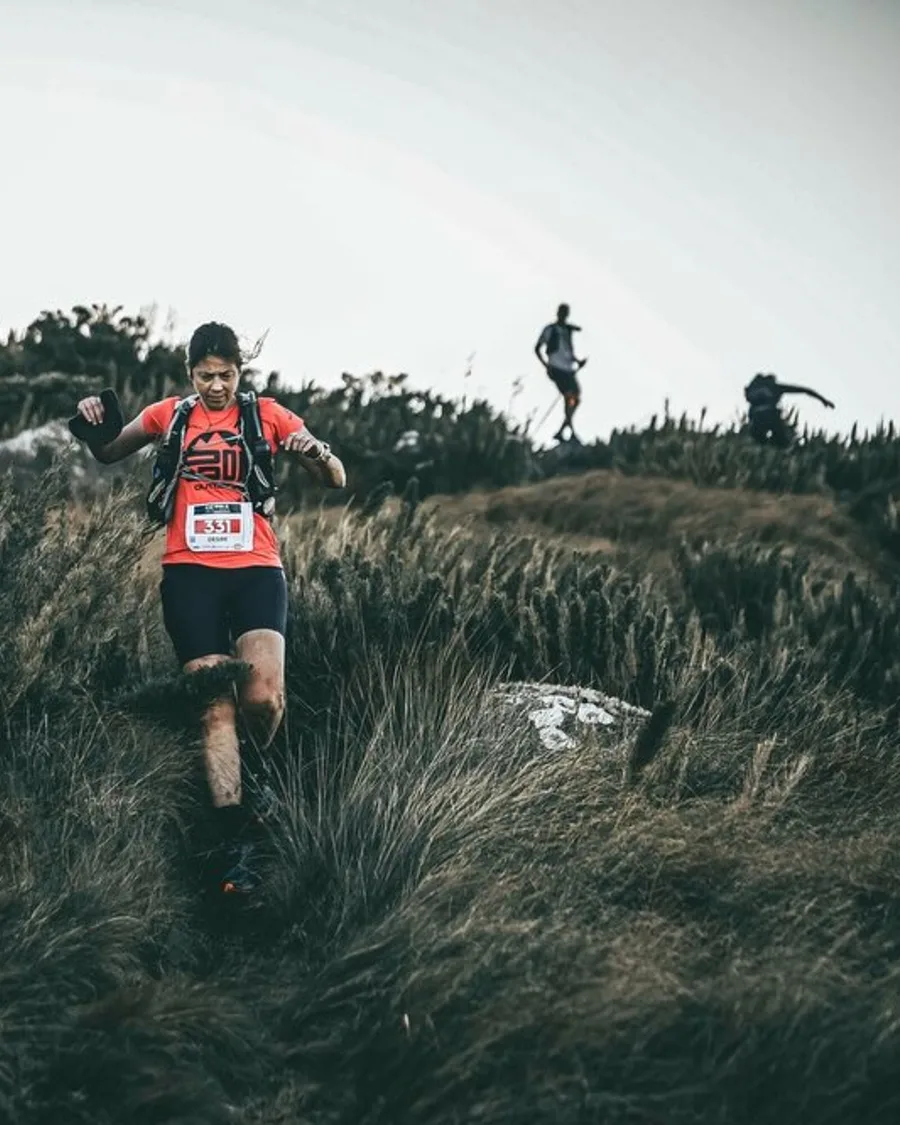 Desiree, atleta da Go On Outdoor, correndo em trilha