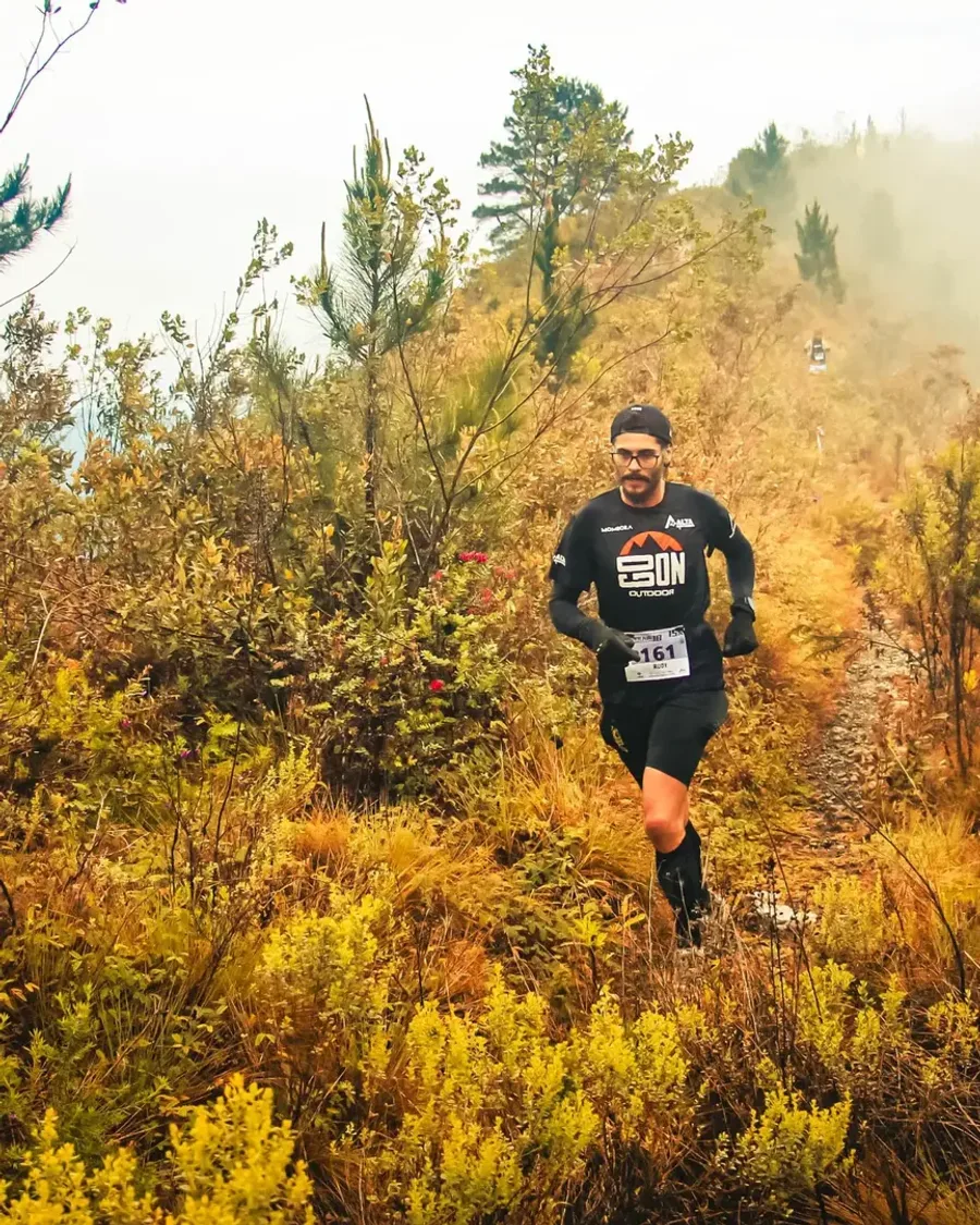 Rudy, atleta da Go On Outdoor, em trilha de montanha