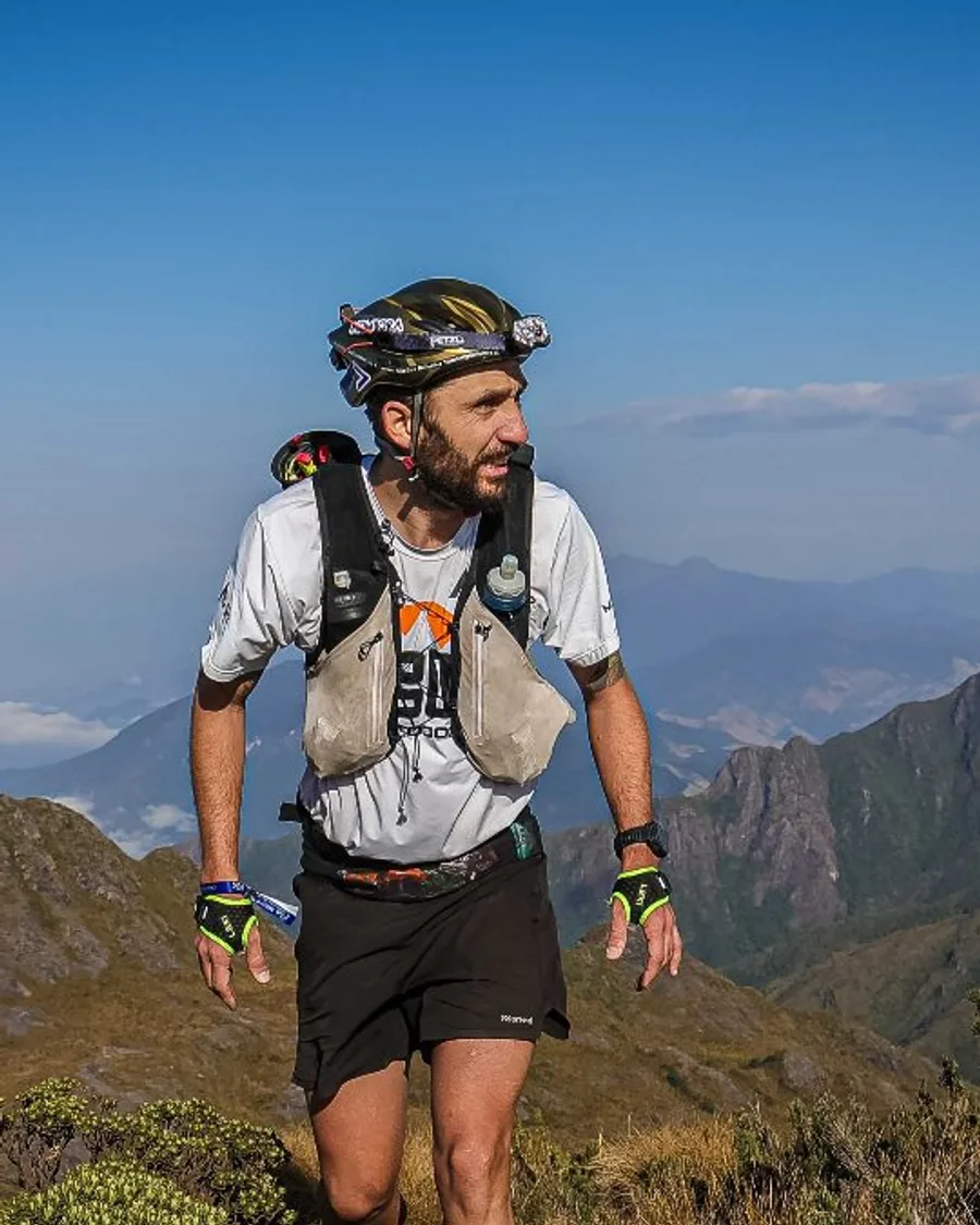 Wilton Nascimento, atleta da Go On Outdoor, em trilha de montanha