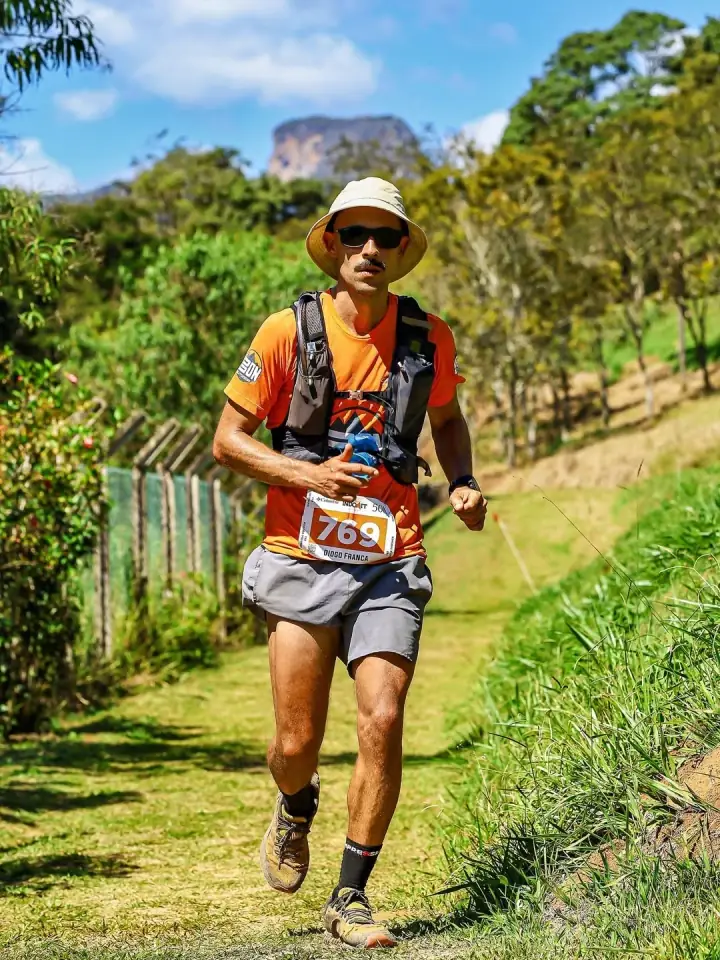 Diogo França correndo em prova de trail
