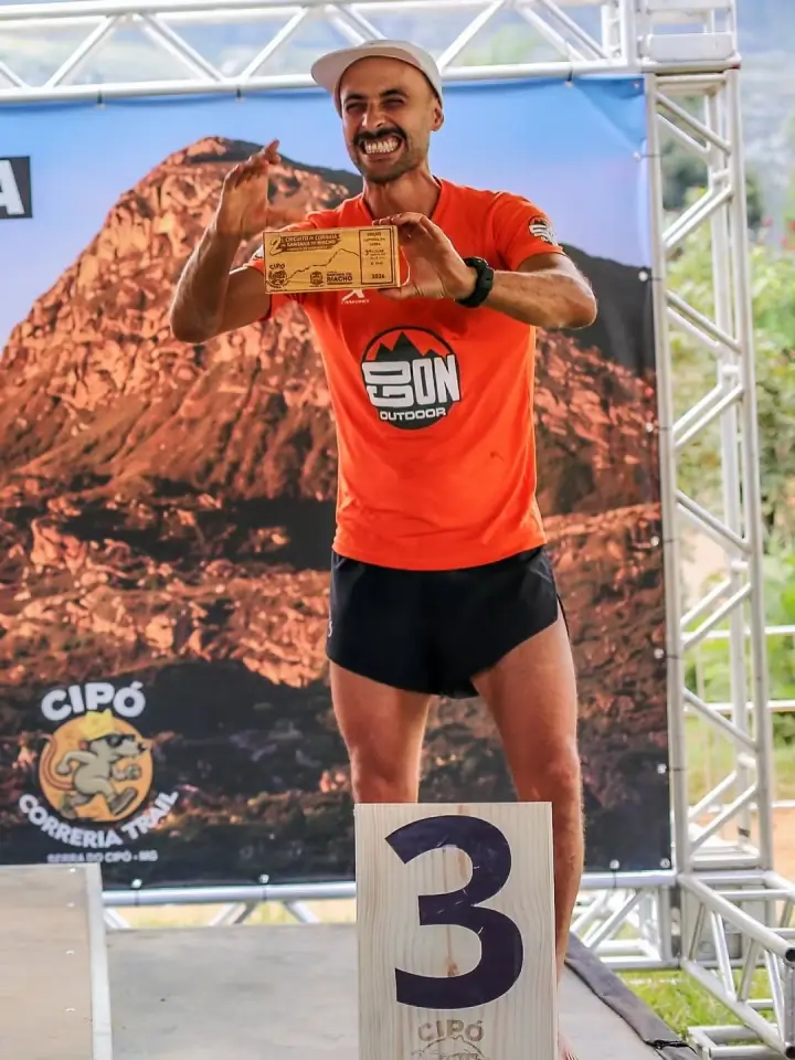 Diogo França no pódio da Cipó Correria Trail