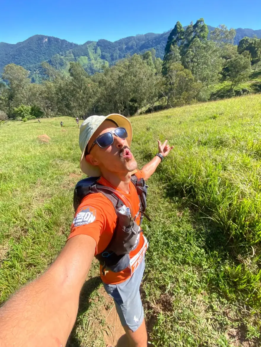 Diogo França em trilha na montanha