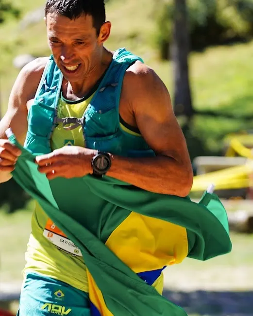 Davi Silva chegando com a bandeira do Brasil no Mundial de Skyrunning de 2022