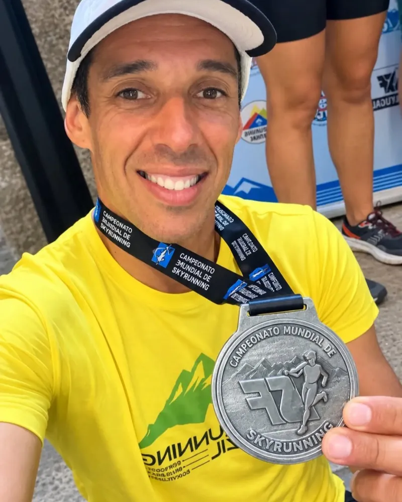 Davi Silva com a medalha de prata do Mundial Master de Skyrunning 2026