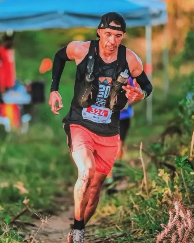 Davi Silva em prova do Mundial Master de Skyrunning, com a bandeira do Brasil