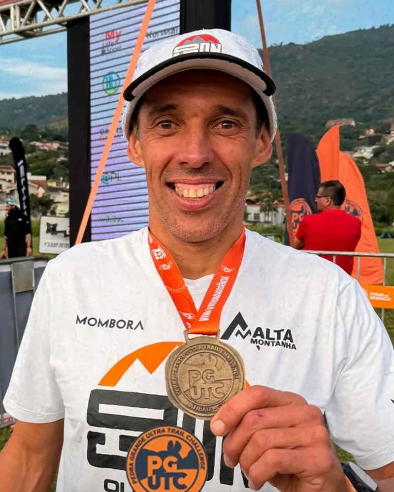Davi Silva com a medalha do Pedra Grande Ultra Trail Challenge