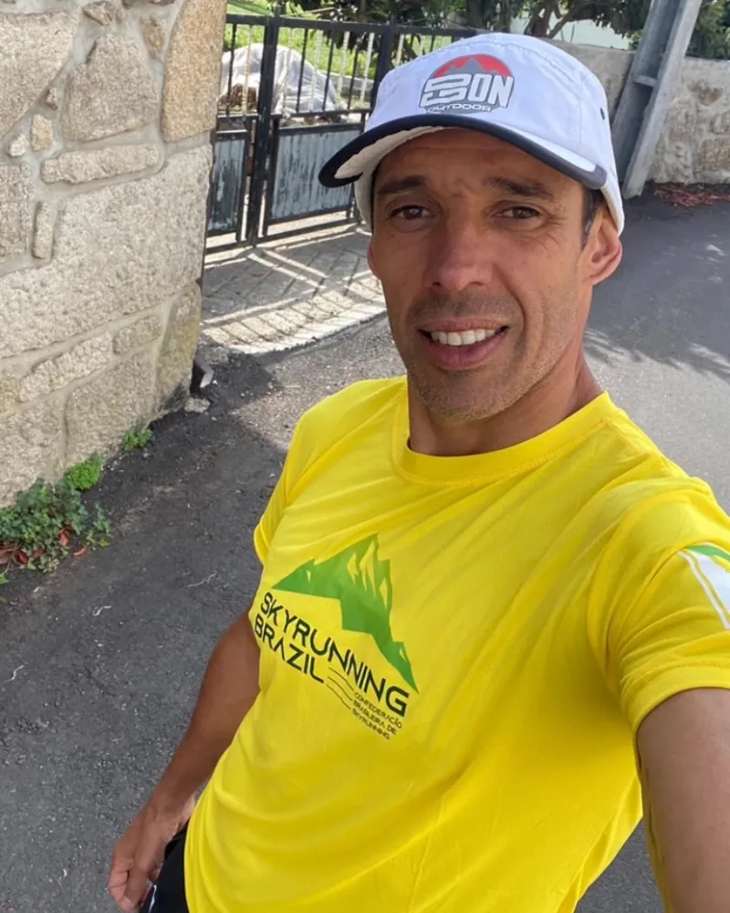 Davi Silva com a camisa da seleção brasileira de Skyrunning