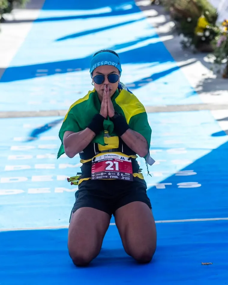 Ewelin Mello correndo em trilha