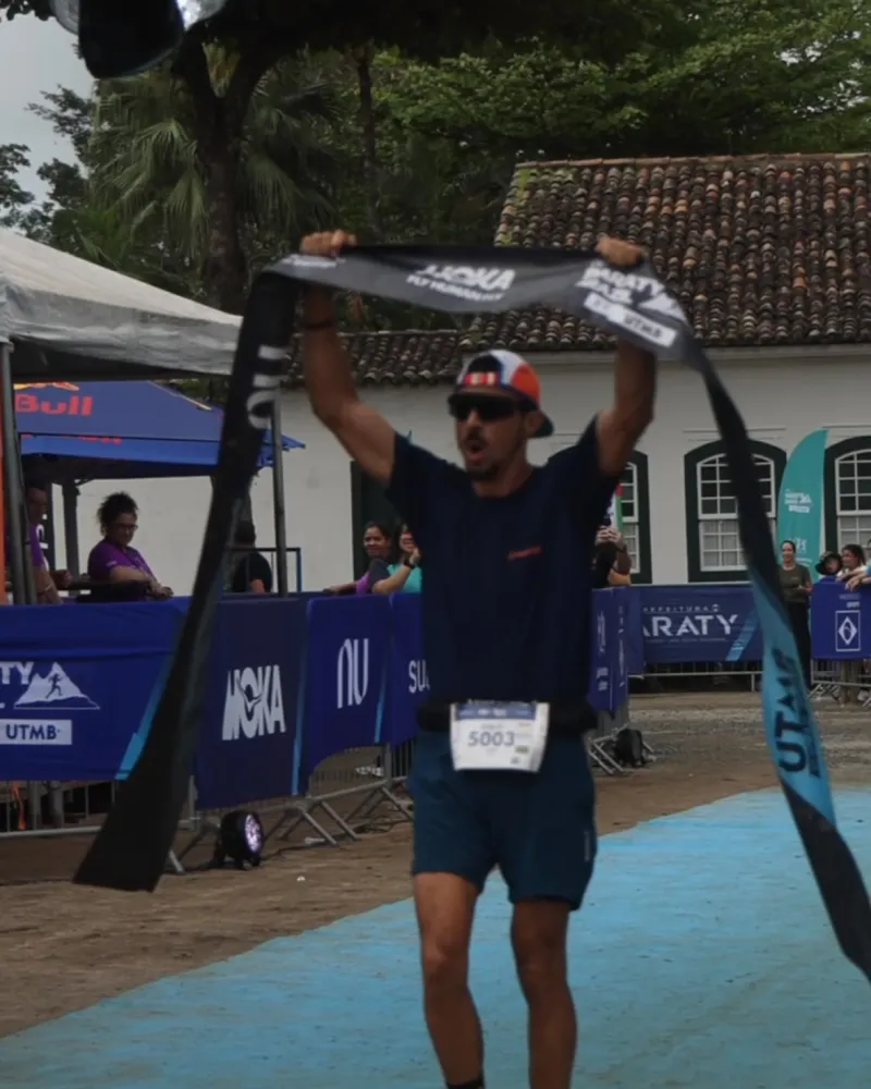 Neto Hadad cruzando a chegada dos 17K do Paraty by UTMB