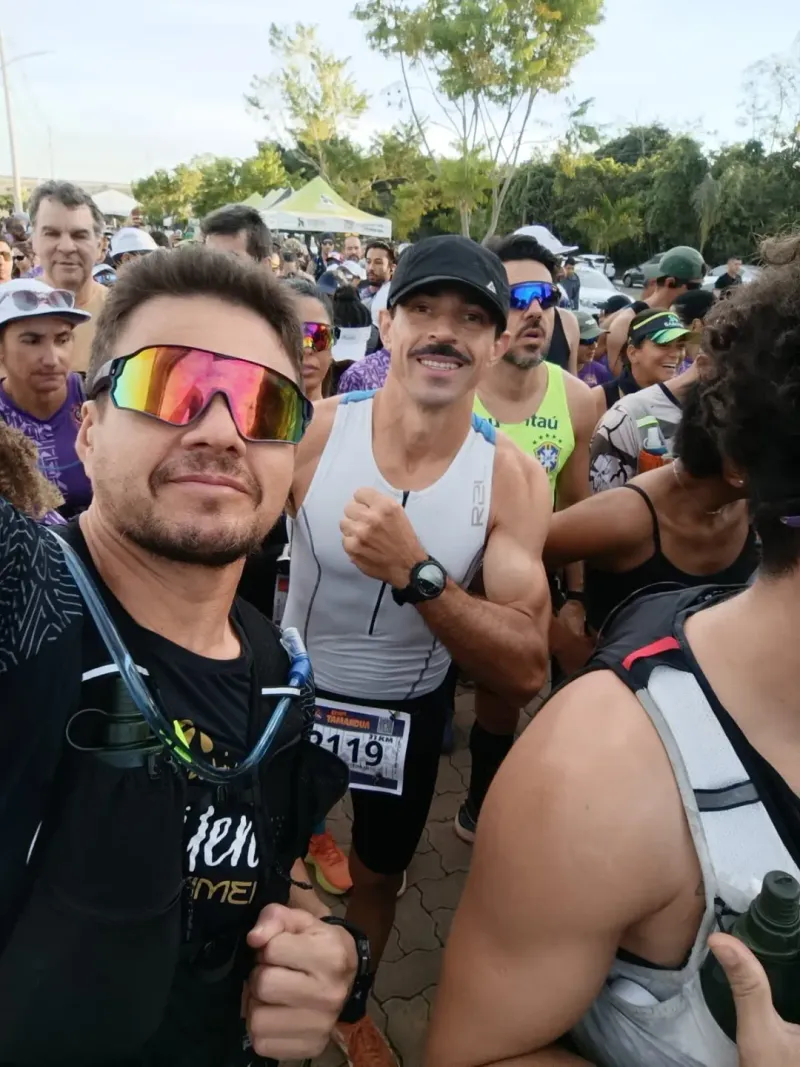 Neto Hadad em treino de montanha com amigos