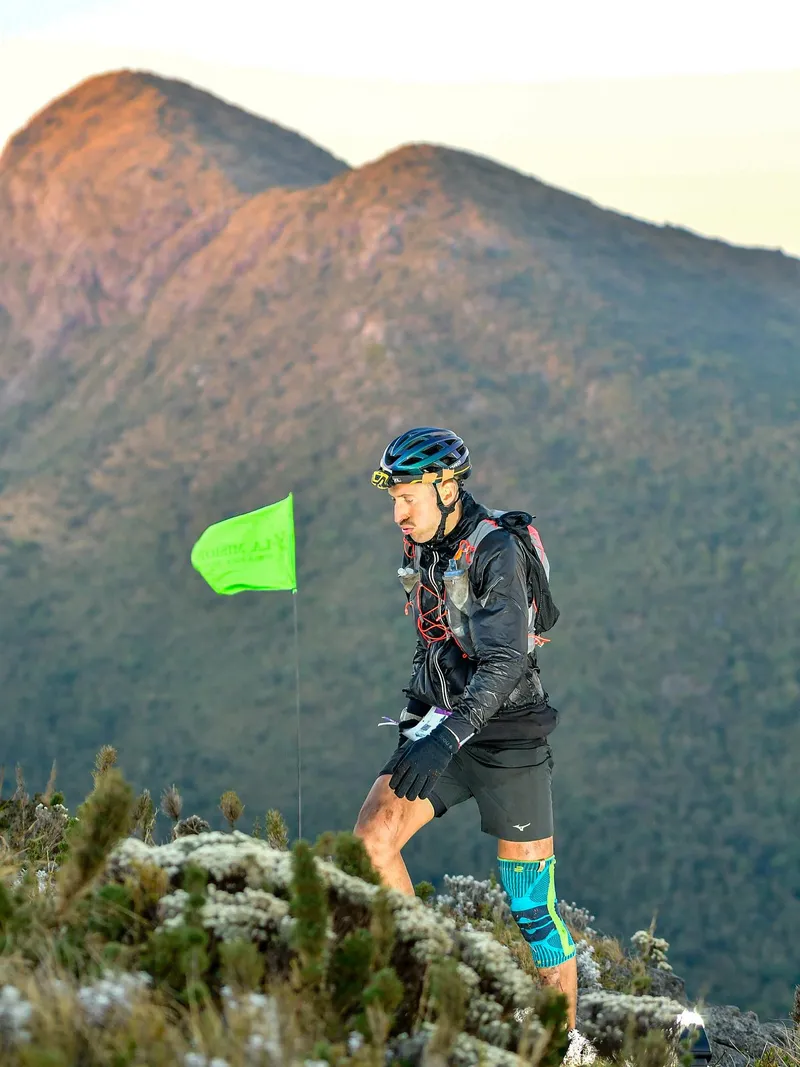Paulo Galvão no alto da Serra Fina, La Mision Brasil