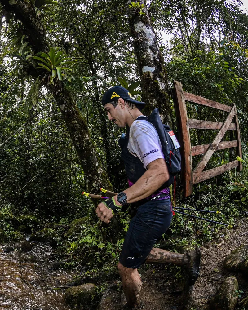 Thiago Emigdio na lama da Paraty Brazil by UTMB