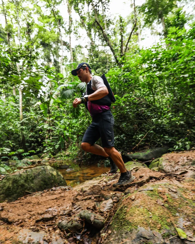 Thiago Emigdio na Mata Atlântica durante a Paraty Brazil by UTMB