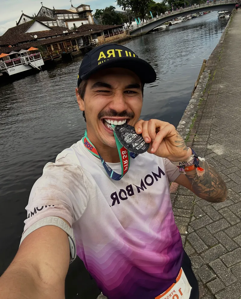Thiago Emigdio com a medalha da Paraty Brazil by UTMB