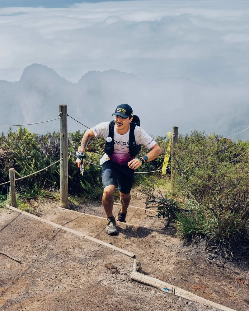 Thiago Emigdio subindo acima das nuvens na Paraty Brazil by UTMB