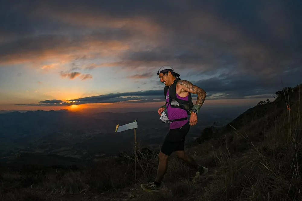 Vicente Machado em cume ao pôr do sol